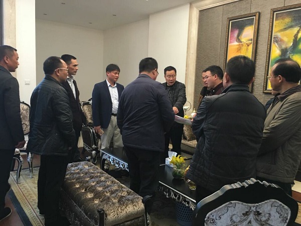 刘军与建鸿达实业集团董事长刘平建商谈纳菲尔新材料项目在隆回投资建厂事宜